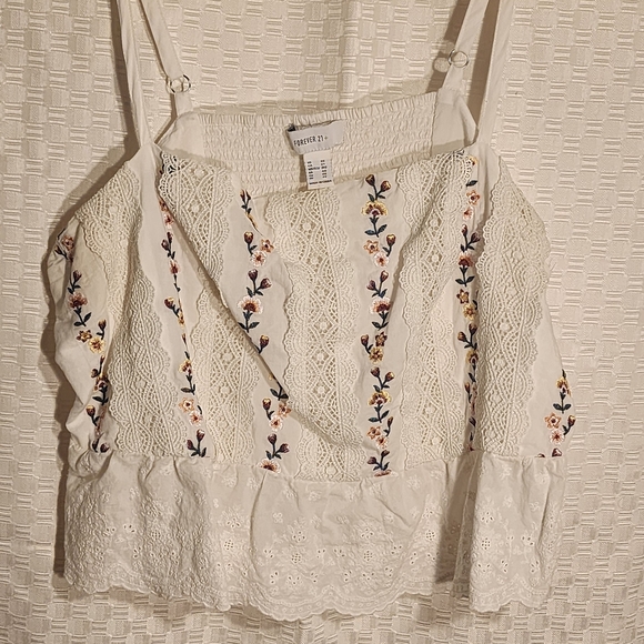Forever 21 Tops - 5/$16 💓Forever 21 Lace And Embroidered Crop Tank